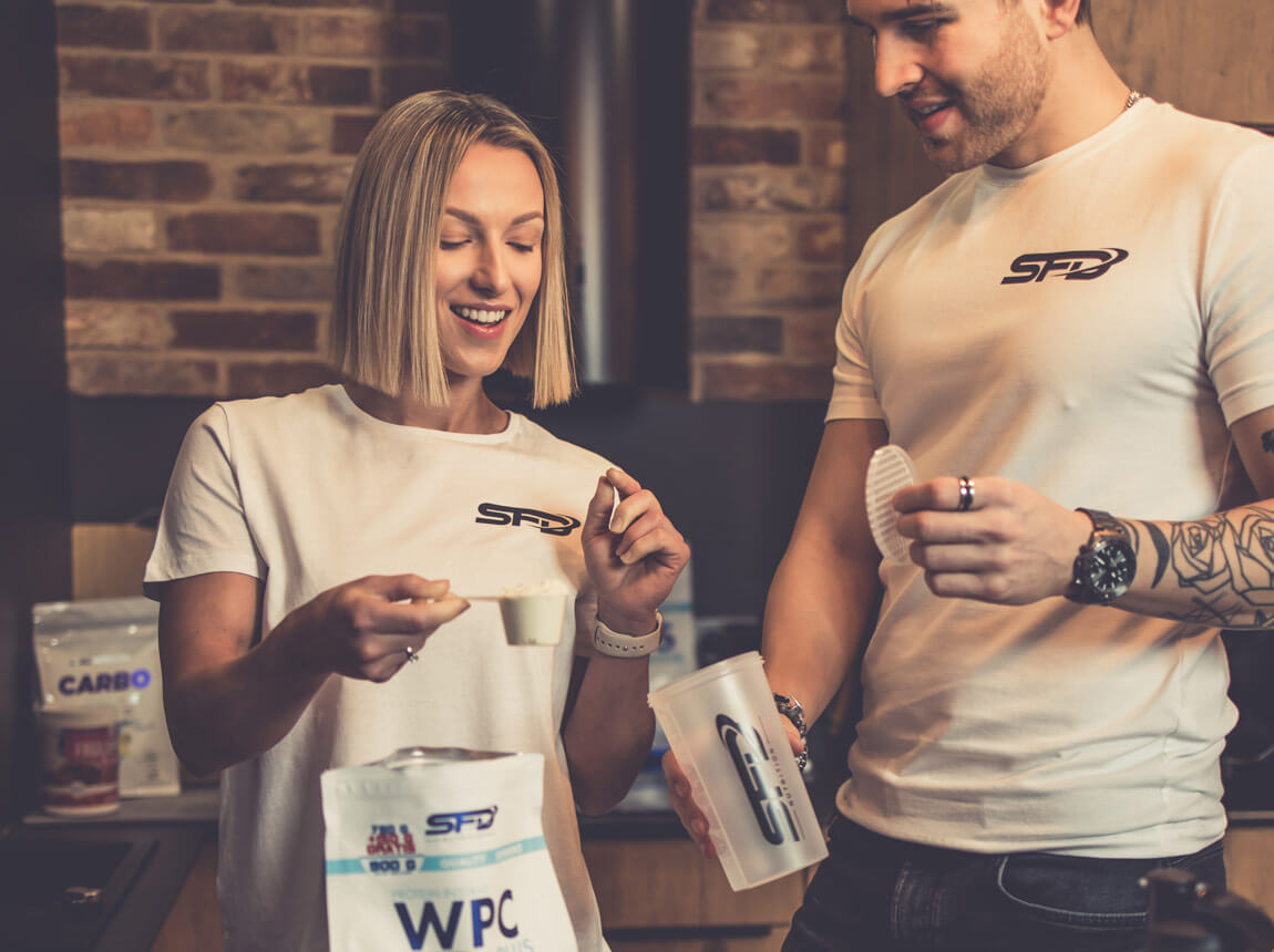 para stosująca odżywkę białkową