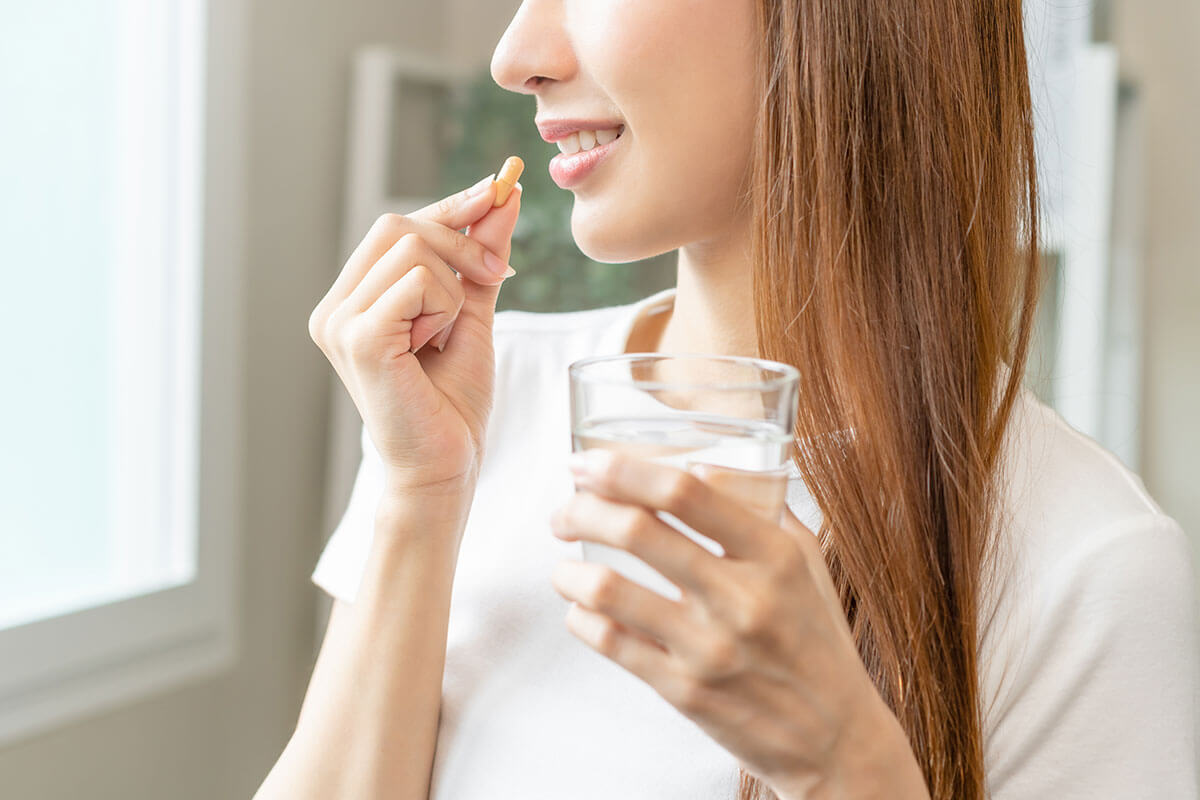 kobieta stosująca witaminę C