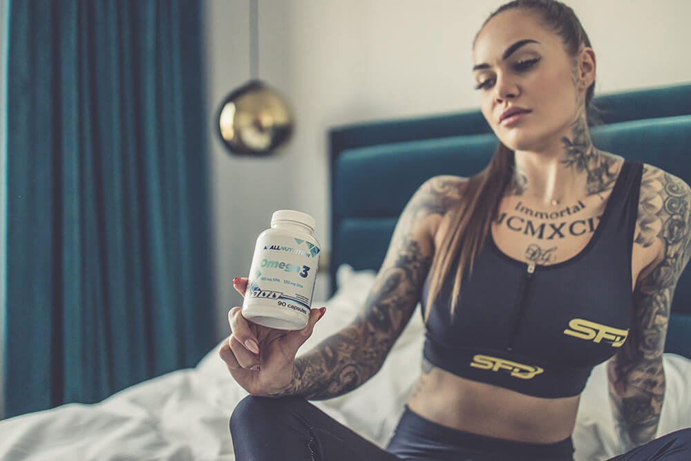 kobieta z opakowaniem produktu omega 3
