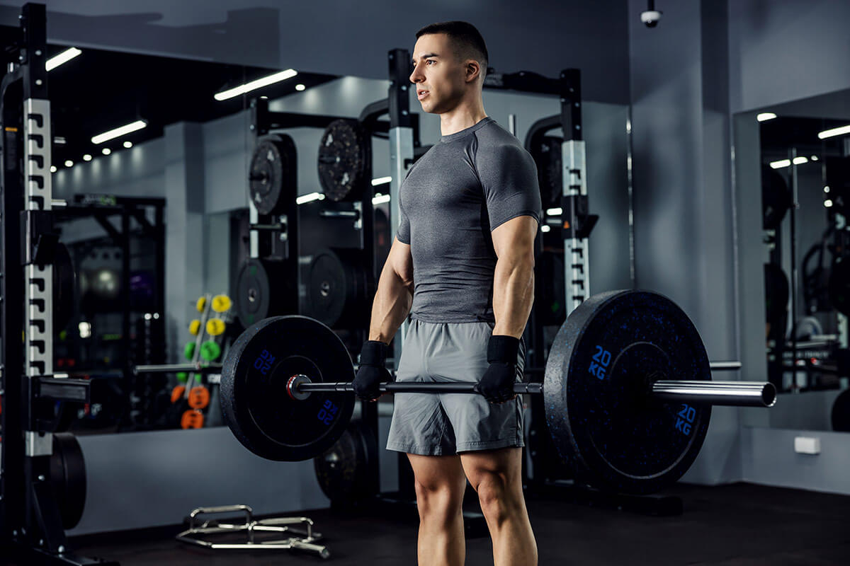 trening na siłowni w rękawiczkach