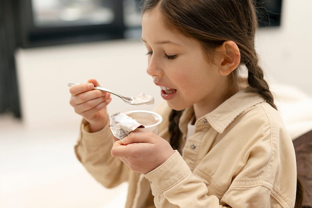 probiotyk jogurt dziewczynka