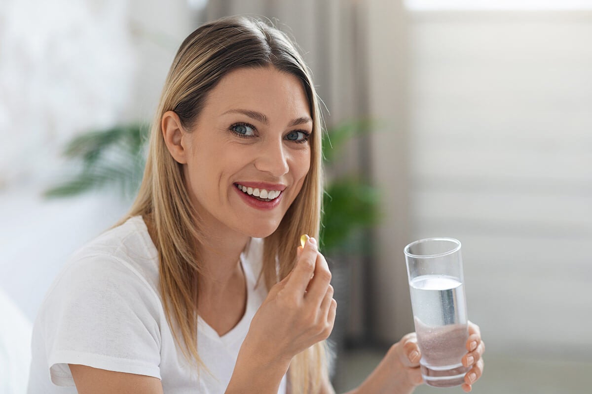 kobieta stosuje kwas foliowy