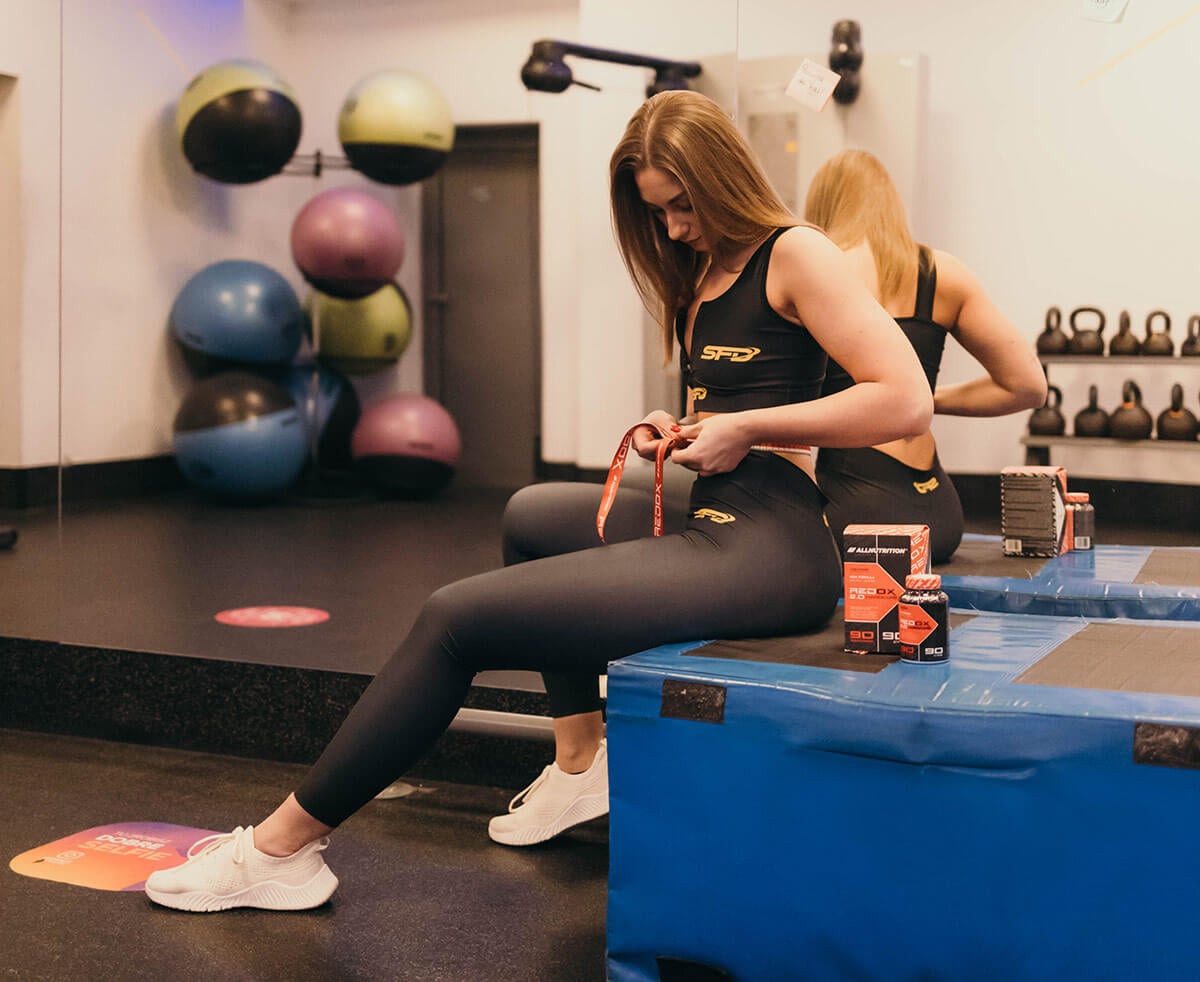 kobieta mierzy obw&oacute;d talii