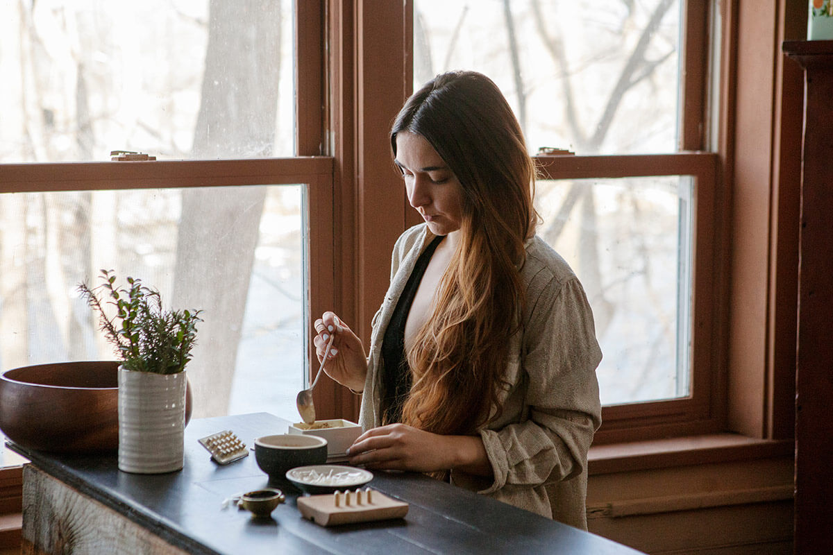 kobieta stosująca mleczko pszczele