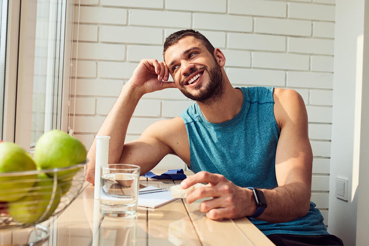 mężczyzna stosujący biotynę