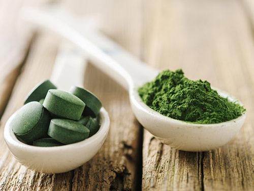 Chlorella rano czy wieczorem - kiedy stosować?