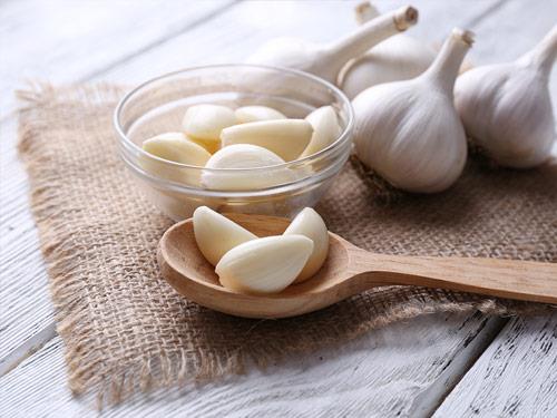 Czosnek na przeziębienie i grypę. Jak działa i jak go stosować?