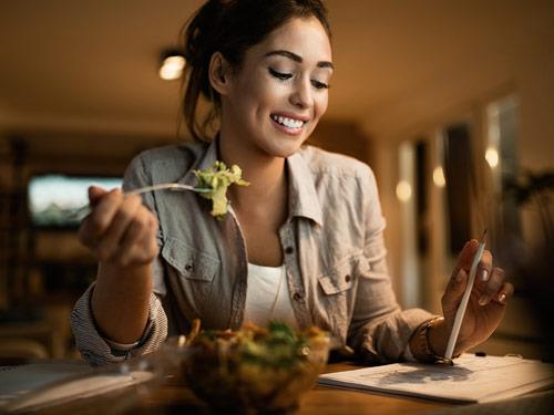 Jedzenie późnym wieczorem - co jeść przed snem?