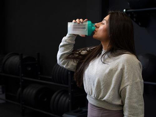 Ile kreatyny dziennie? Przewodnik dawkowania dla osób aktywnych