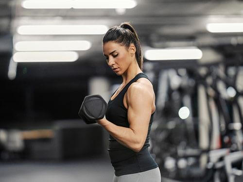 Trening na czczo czy po posiłku? Co jest lepsze dla kobiecego organizmu?
