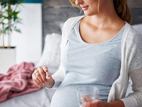 Kiedy brać kwas foliowy rano czy wieczorem?