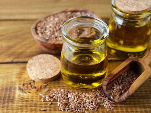 Olej lniany - na co pomaga? Jak stosować?