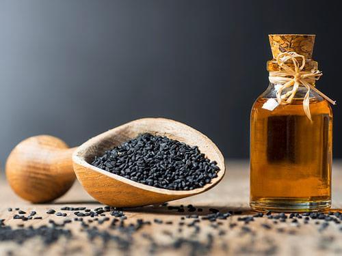 Olej z czarnuszki - na co pomaga? Jak stosować?