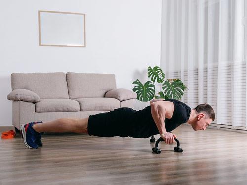 Poręcze do pompek w domu - jakie wybrać?