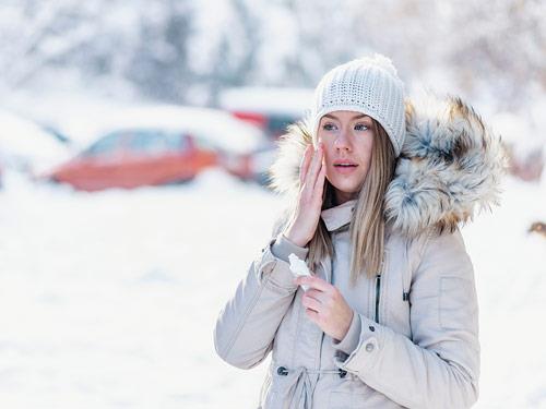 Jak nawilżać i dbać o skórę w mroźne dni?