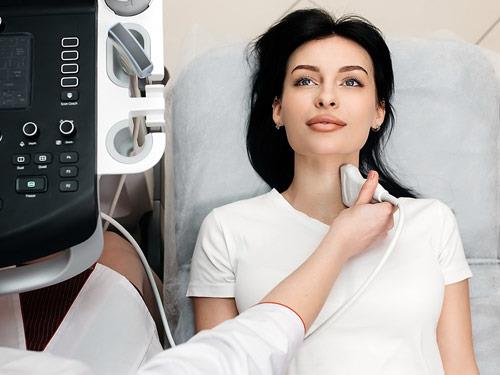 Niedoczynność i nadczynność tarczycy – przyczyny, objawy