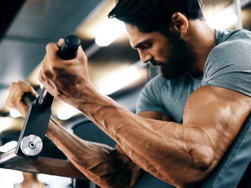 Biceps i triceps. Jak trenować, czego unikać? 