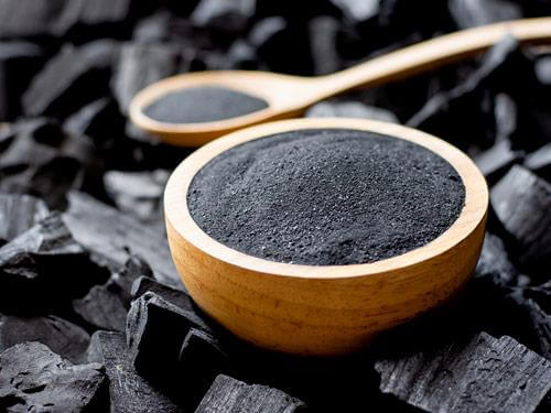 Węgiel aktywny – działanie, na co pomaga, na co się stosuje?