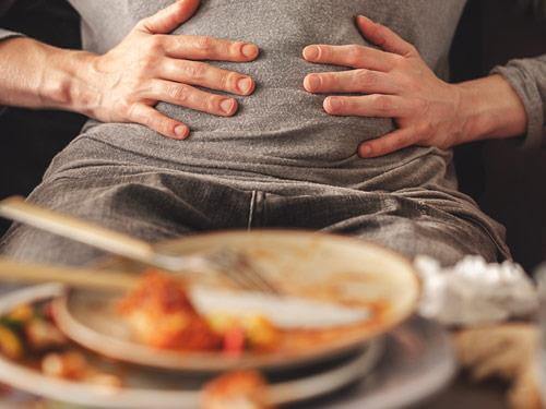 Co na wzdęcia? Domowe sposoby i zioła na wzdęty brzuch 