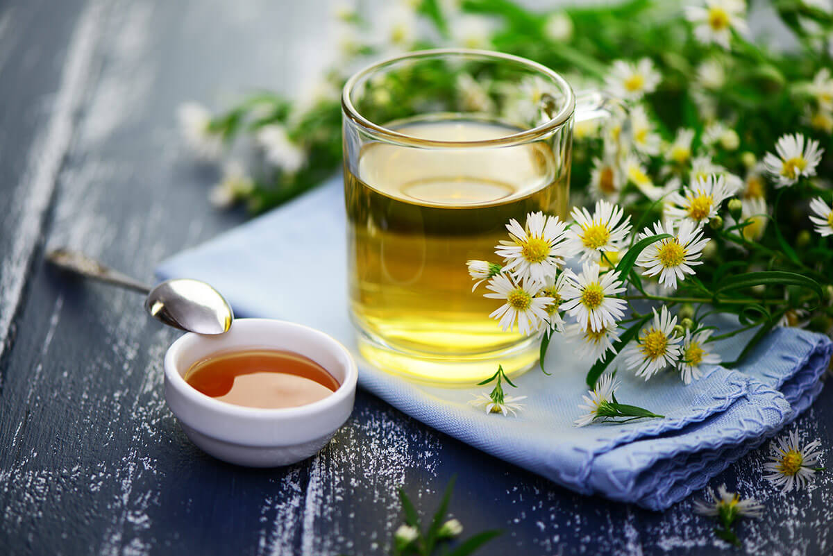 rumianek napar w szklance